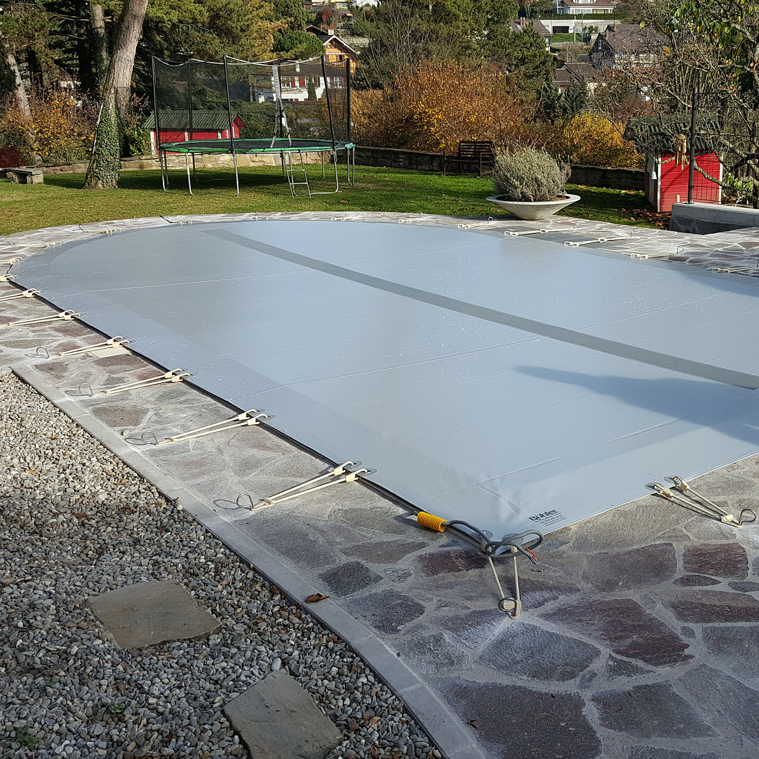 Couverture de protection pour piscine, fabrication suisse sur mesure.